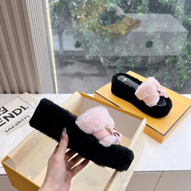 THICK-SOLDED SLIPPER IN BABY PINK MIX BLACK LAMB FUR