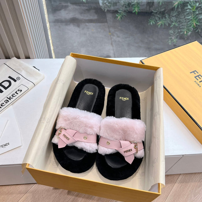THICK-SOLDED SLIPPER IN BABY PINK MIX BLACK LAMB FUR