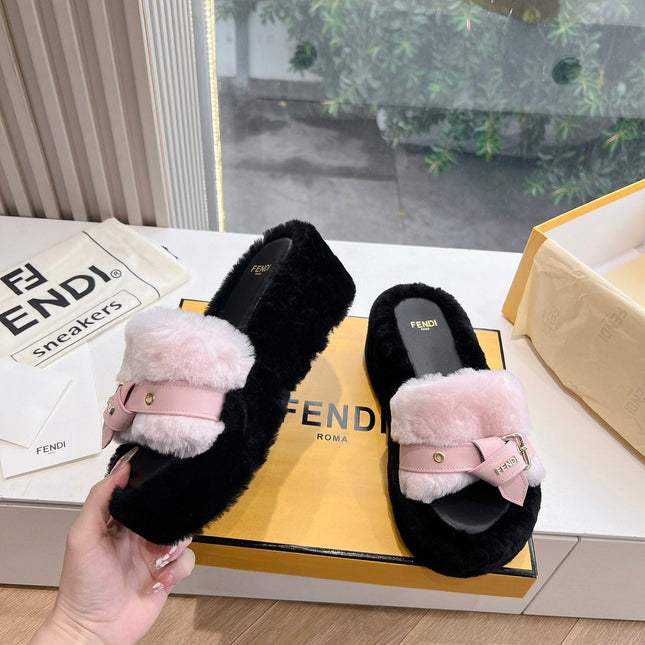 THICK-SOLDED SLIPPER IN BABY PINK MIX BLACK LAMB FUR