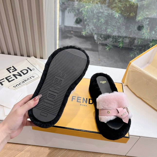 THICK-SOLDED SLIPPER IN BABY PINK MIX BLACK LAMB FUR