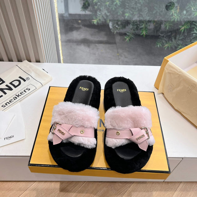 THICK-SOLDED SLIPPER IN BABY PINK MIX BLACK LAMB FUR