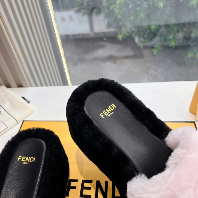 THICK-SOLDED SLIPPER IN BABY PINK MIX BLACK LAMB FUR