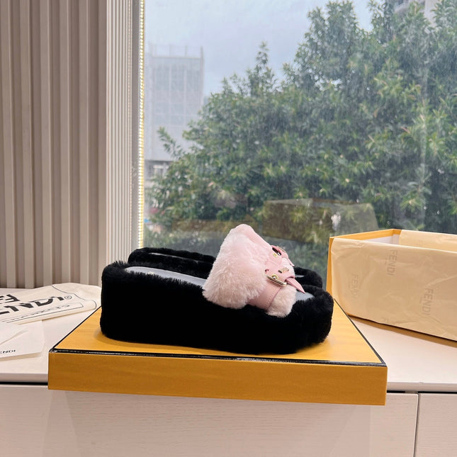 THICK-SOLDED SLIPPER IN BABY PINK MIX BLACK LAMB FUR