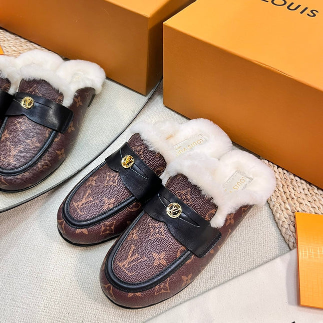 FLAT MULE IN CHESTNUT BROWN MONOGRAM CALFSKIN AND SHEARLING LINING