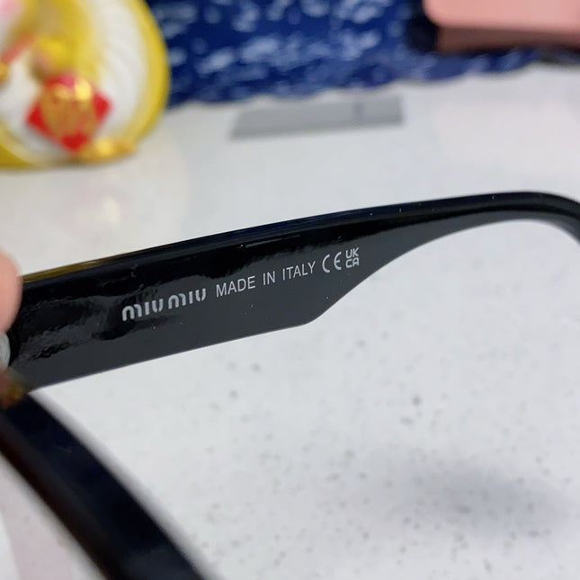 RUNWAY SUNGLASSES 567508 IN BLACK ACETATE GOLD LOGO