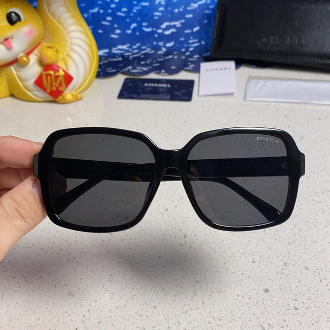 SQUARE SUNGLASSES 638932 IN BLACK ACETATE