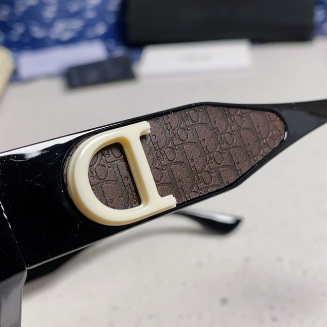MONTAIGNE SUNGLASS 578115 IN BLACK ACETATE