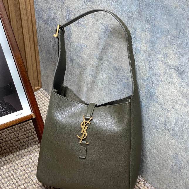 LE 5 À 7 SMALL SUPPLE 22 IN DARK GREEN CALFSKIN GOLD BUCKLE