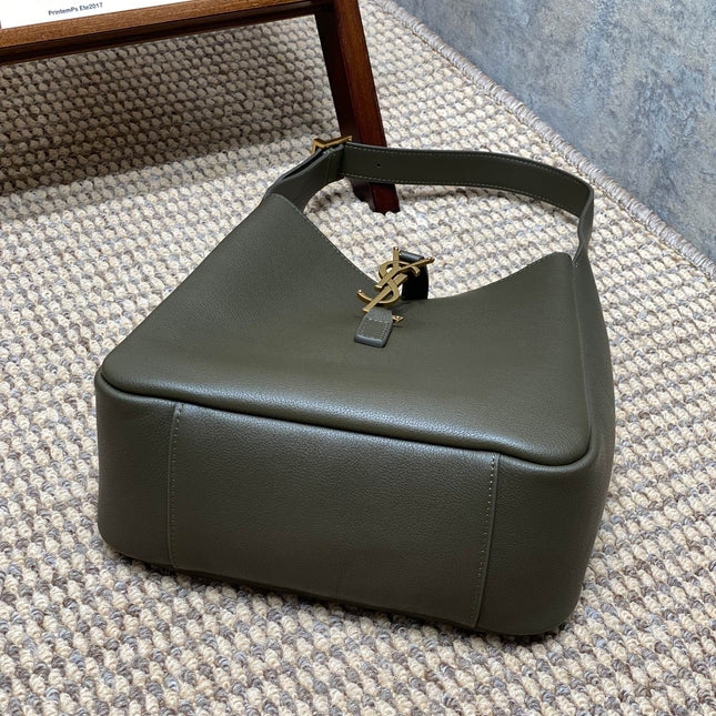 LE 5 À 7 SMALL SUPPLE 22 IN DARK GREEN CALFSKIN GOLD BUCKLE