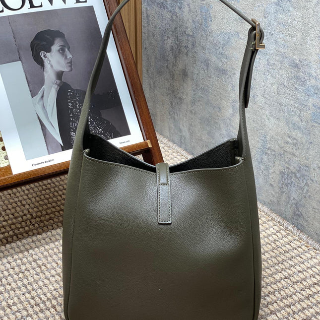 LE 5 À 7 SMALL SUPPLE 22 IN DARK GREEN CALFSKIN GOLD BUCKLE