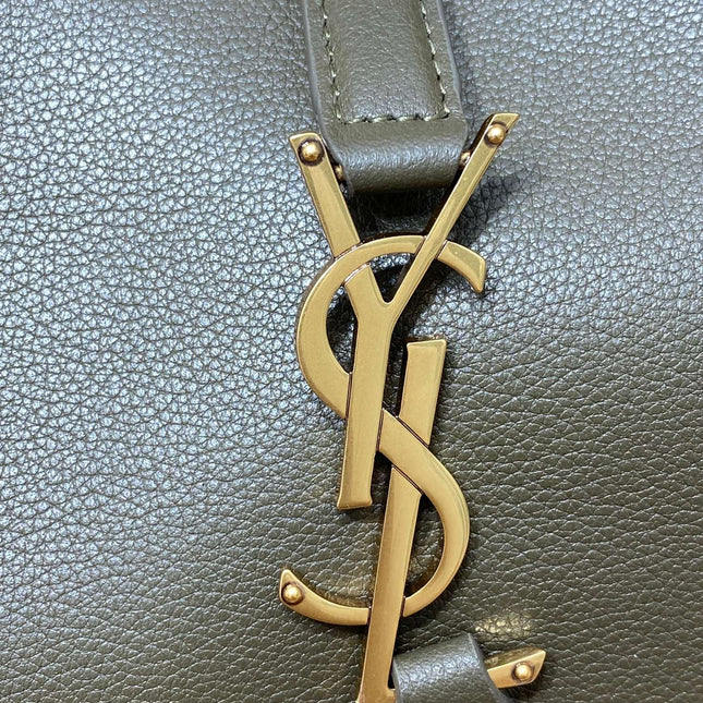 LE 5 À 7 SMALL SUPPLE 22 IN DARK GREEN CALFSKIN GOLD BUCKLE