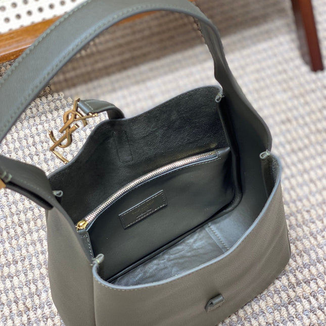 LE 5 À 7 SMALL SUPPLE 22 IN DARK GREEN CALFSKIN GOLD BUCKLE