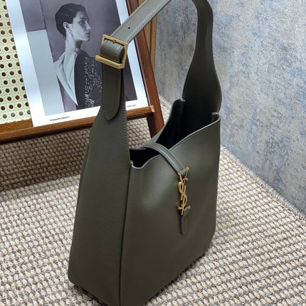 LE 5 À 7 SMALL SUPPLE 22 IN DARK GREEN CALFSKIN GOLD BUCKLE
