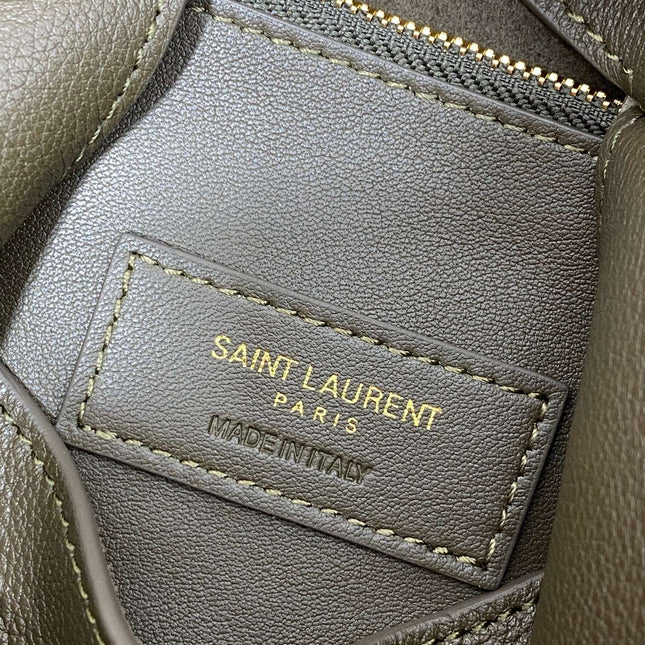 LE 5 À 7 SMALL SUPPLE 22 IN DARK GREEN CALFSKIN GOLD BUCKLE