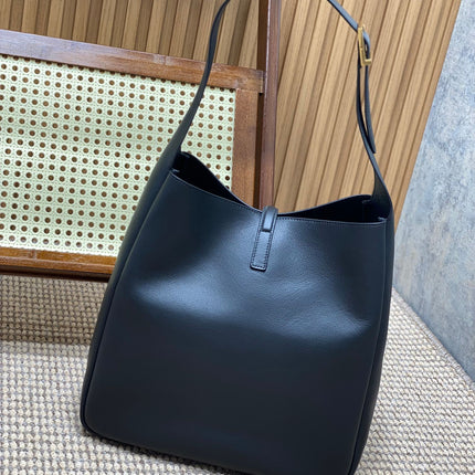 LE 5 À 7 LARGE SUPPLE BAG 31 IN NAVY BLUE CALFSKIN