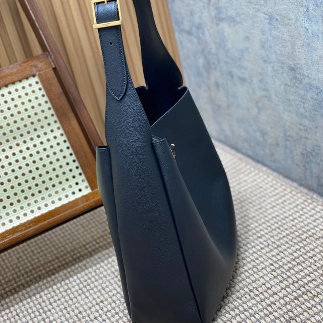 LE 5 À 7 LARGE SUPPLE BAG 31 IN NAVY BLUE CALFSKIN