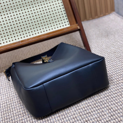 LE 5 À 7 LARGE SUPPLE BAG 31 IN NAVY BLUE CALFSKIN