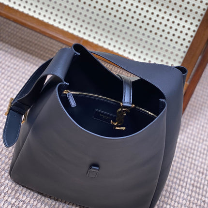 LE 5 À 7 LARGE SUPPLE BAG 31 IN NAVY BLUE CALFSKIN