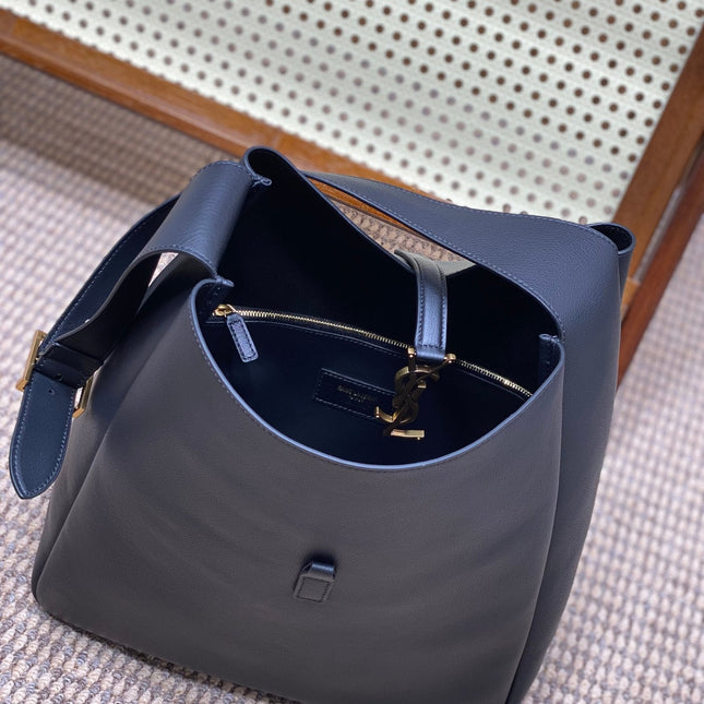 LE 5 À 7 LARGE SUPPLE BAG 31 IN NAVY BLUE CALFSKIN