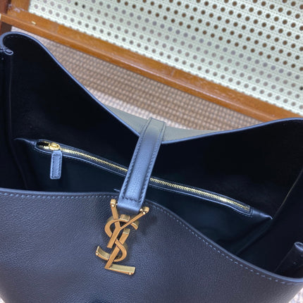LE 5 À 7 LARGE SUPPLE BAG 31 IN NAVY BLUE CALFSKIN