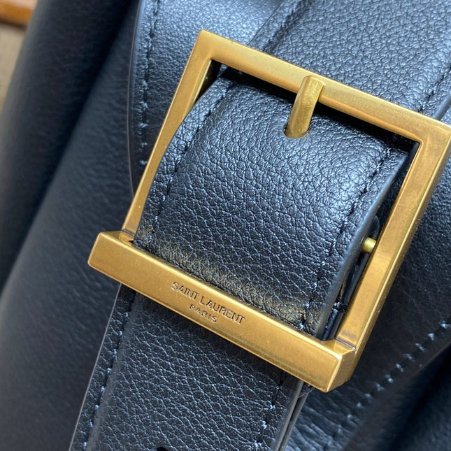 LE 5 À 7 LARGE SUPPLE BAG 31 IN NAVY BLUE CALFSKIN