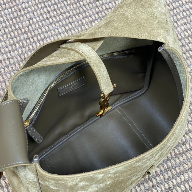 LE 5 À 7 SUPPLE BAG 31 IN KHAKI BROWN SUEDE