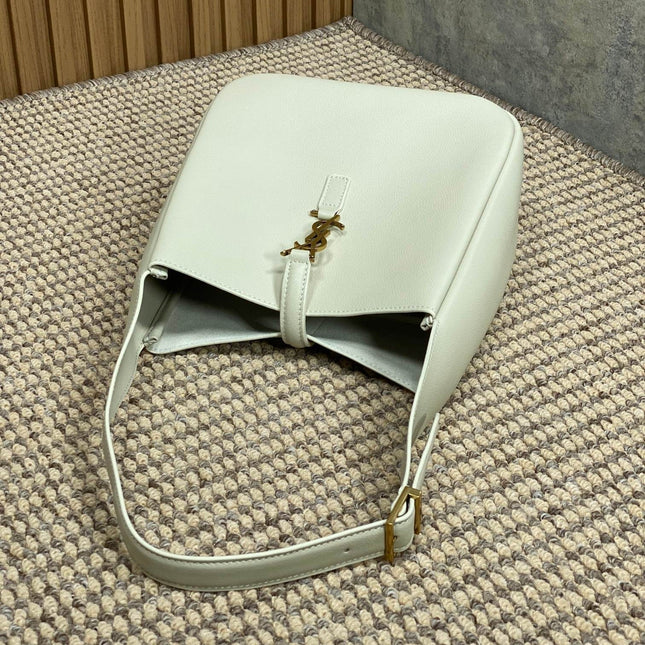 LE 5 À 7 SMALL SUPPLE 22 IN WHITE CALFSKIN GOLD BUCKLE