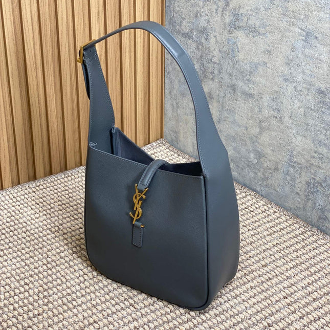 LE 5 À 7 SMALL SUPPLE 22 IN NEPAL BLUE CALFSKIN GOLD BUCKLE
