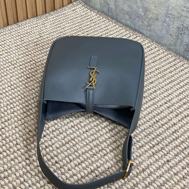 LE 5 À 7 SMALL SUPPLE 22 IN NEPAL BLUE CALFSKIN GOLD BUCKLE