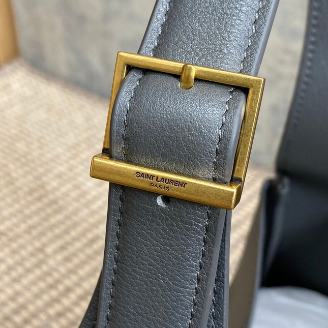 LE 5 À 7 SMALL SUPPLE 22 IN NEPAL BLUE CALFSKIN GOLD BUCKLE