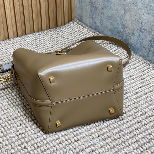 LE 37 MEDIUM BUCKET BAG 25 IN CEDAR BROWN CALFSKIN GOLD HARDWARE