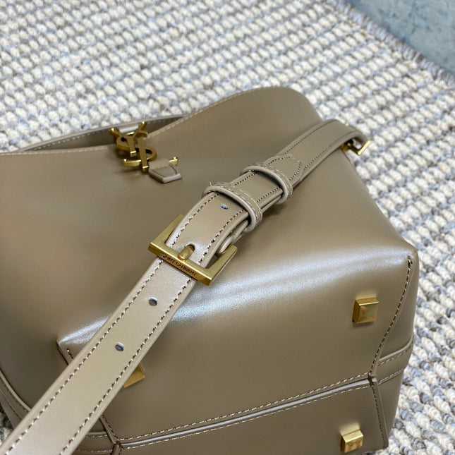 LE 37 SMALL BUCKET BAG 20 IN CEDAR BROWN CALFSKIN GOLD HARDWARE