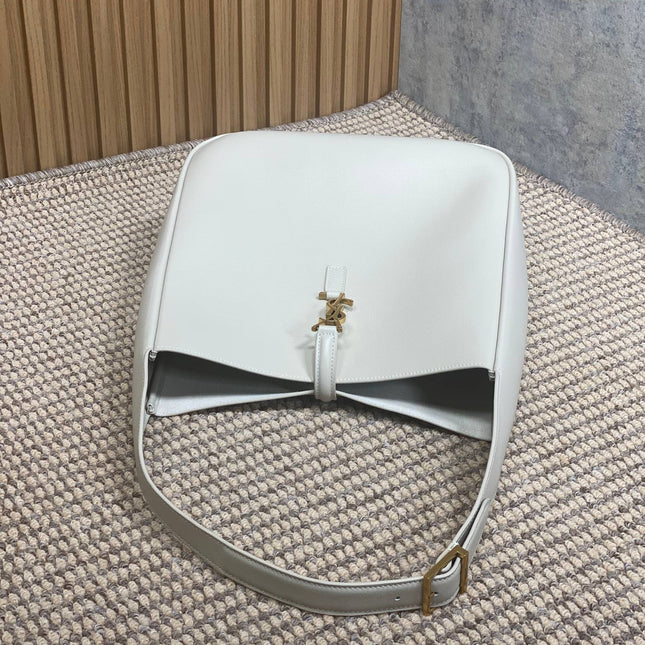 LE 5 À 7 LARGE SUPPLE BAG 31 IN WHITE CALFSKIN