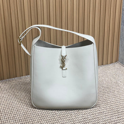 LE 5 À 7 LARGE SUPPLE BAG 31 IN WHITE CALFSKIN