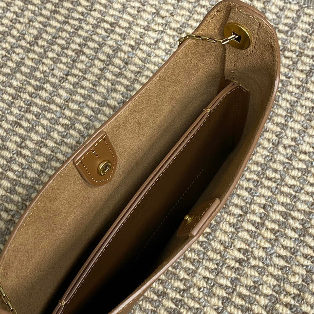 FLAT SHOULDER BAG 23 IN TAWNY BROWN CALFSKIN GOLD CHAIN