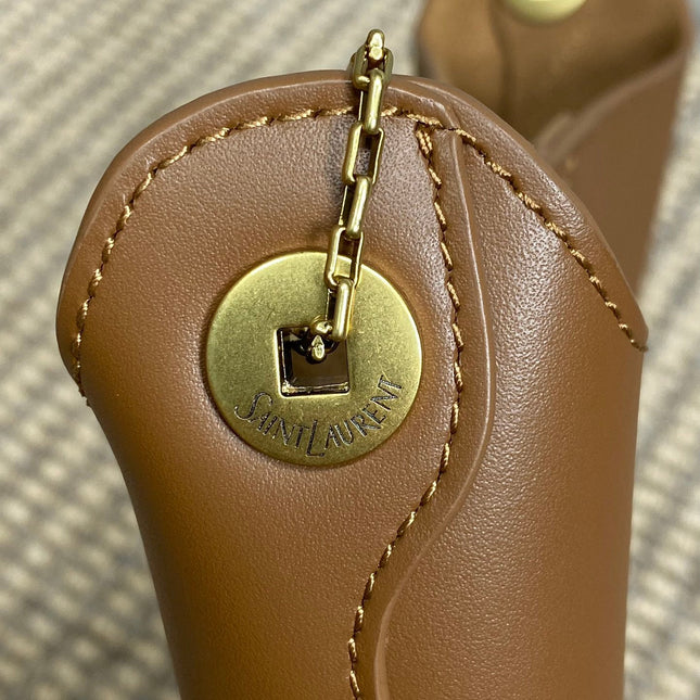 FLAT SHOULDER BAG 23 IN TAWNY BROWN CALFSKIN GOLD CHAIN