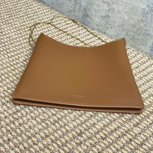 FLAT SHOULDER BAG 23 IN TAWNY BROWN CALFSKIN GOLD CHAIN