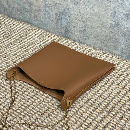 FLAT SHOULDER BAG 23 IN TAWNY BROWN CALFSKIN GOLD CHAIN