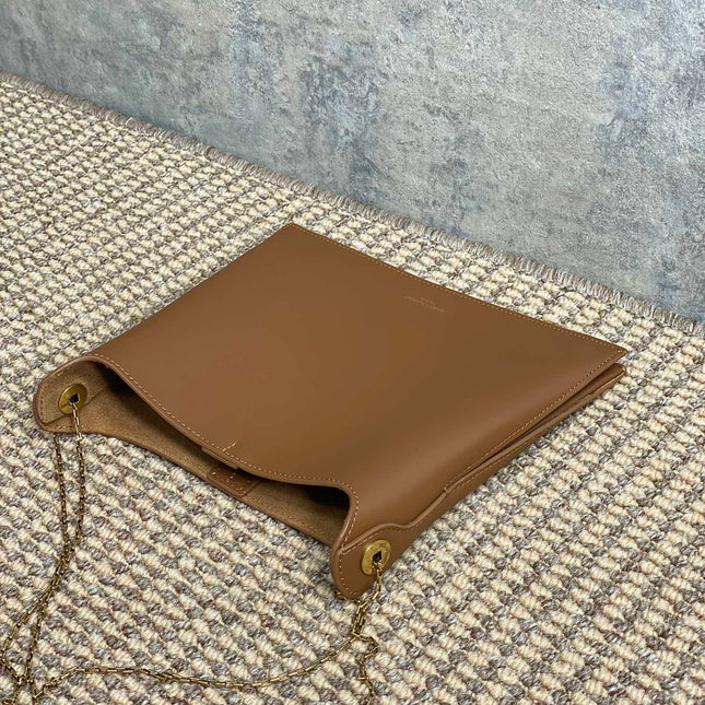 FLAT SHOULDER BAG 23 IN TAWNY BROWN CALFSKIN GOLD CHAIN