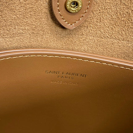 FLAT SHOULDER BAG 23 IN TAWNY BROWN CALFSKIN GOLD CHAIN