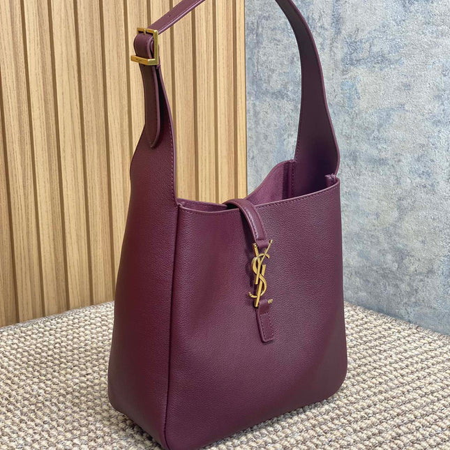 LE 5 À 7 SMALL SUPPLE 22 IN GRAPE PURPLE CALFSKIN GOLD BUCKLE