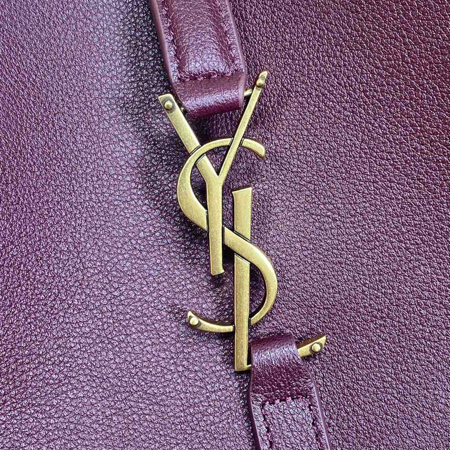 LE 5 À 7 SMALL SUPPLE 22 IN GRAPE PURPLE CALFSKIN GOLD BUCKLE