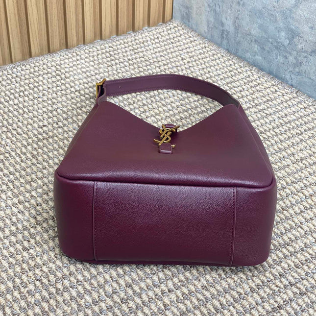 LE 5 À 7 SMALL SUPPLE 22 IN GRAPE PURPLE CALFSKIN GOLD BUCKLE