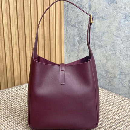 LE 5 À 7 SMALL SUPPLE 22 IN GRAPE PURPLE CALFSKIN GOLD BUCKLE