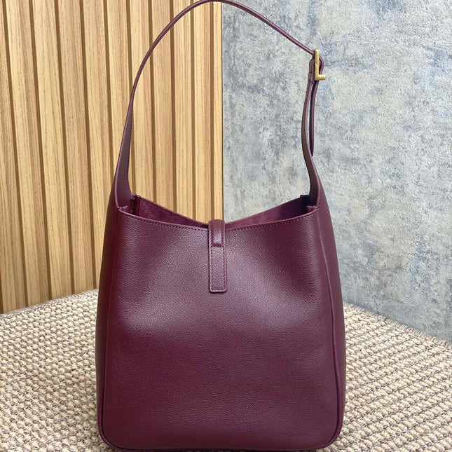LE 5 À 7 SMALL SUPPLE 22 IN GRAPE PURPLE CALFSKIN GOLD BUCKLE