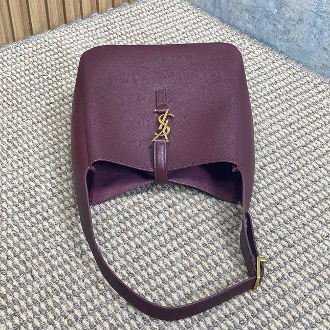 LE 5 À 7 SMALL SUPPLE 22 IN GRAPE PURPLE CALFSKIN GOLD BUCKLE