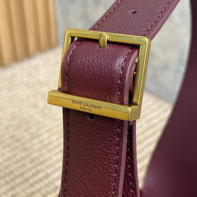 LE 5 À 7 SMALL SUPPLE 22 IN GRAPE PURPLE CALFSKIN GOLD BUCKLE