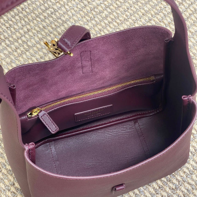 LE 5 À 7 SMALL SUPPLE 22 IN GRAPE PURPLE CALFSKIN GOLD BUCKLE
