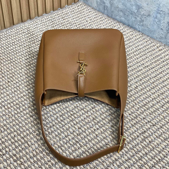 LE 5 À 7 SMALL SUPPLE 22 IN TORTILLA BROWN CALFSKIN GOLD BUCKLE