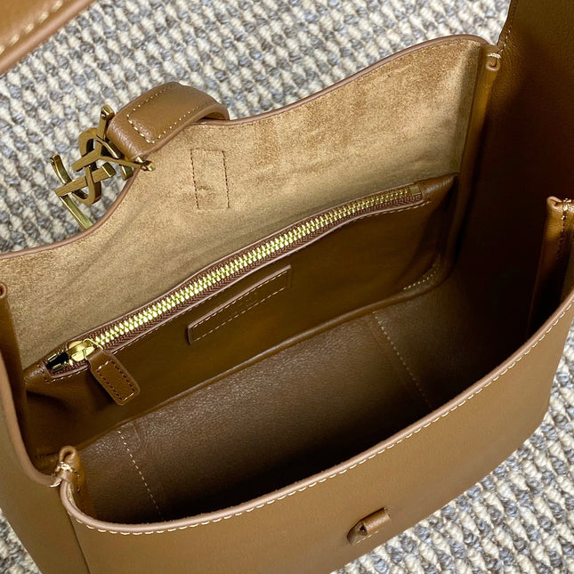 LE 5 À 7 SMALL SUPPLE 22 IN TORTILLA BROWN CALFSKIN GOLD BUCKLE